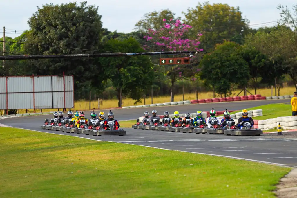Grid de karts alinhado para a largada no San Marino