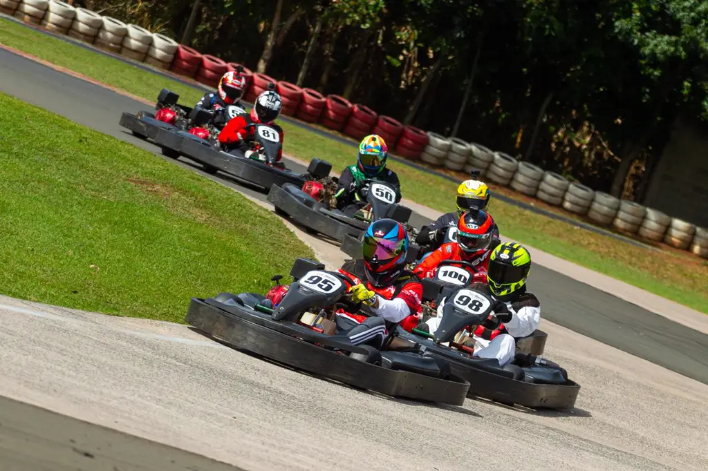 Pelotão de karts do San Marino disputando uma curva